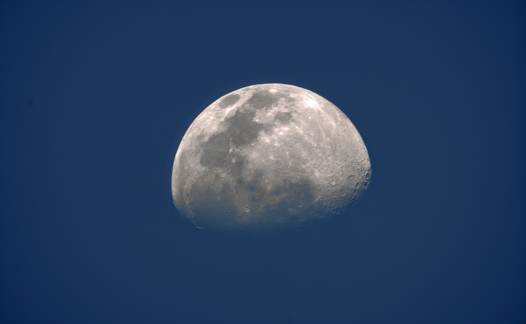 Lune-.thumb.jpg.0023f49235e732fdd9fec4ee76e6b5df.jpg