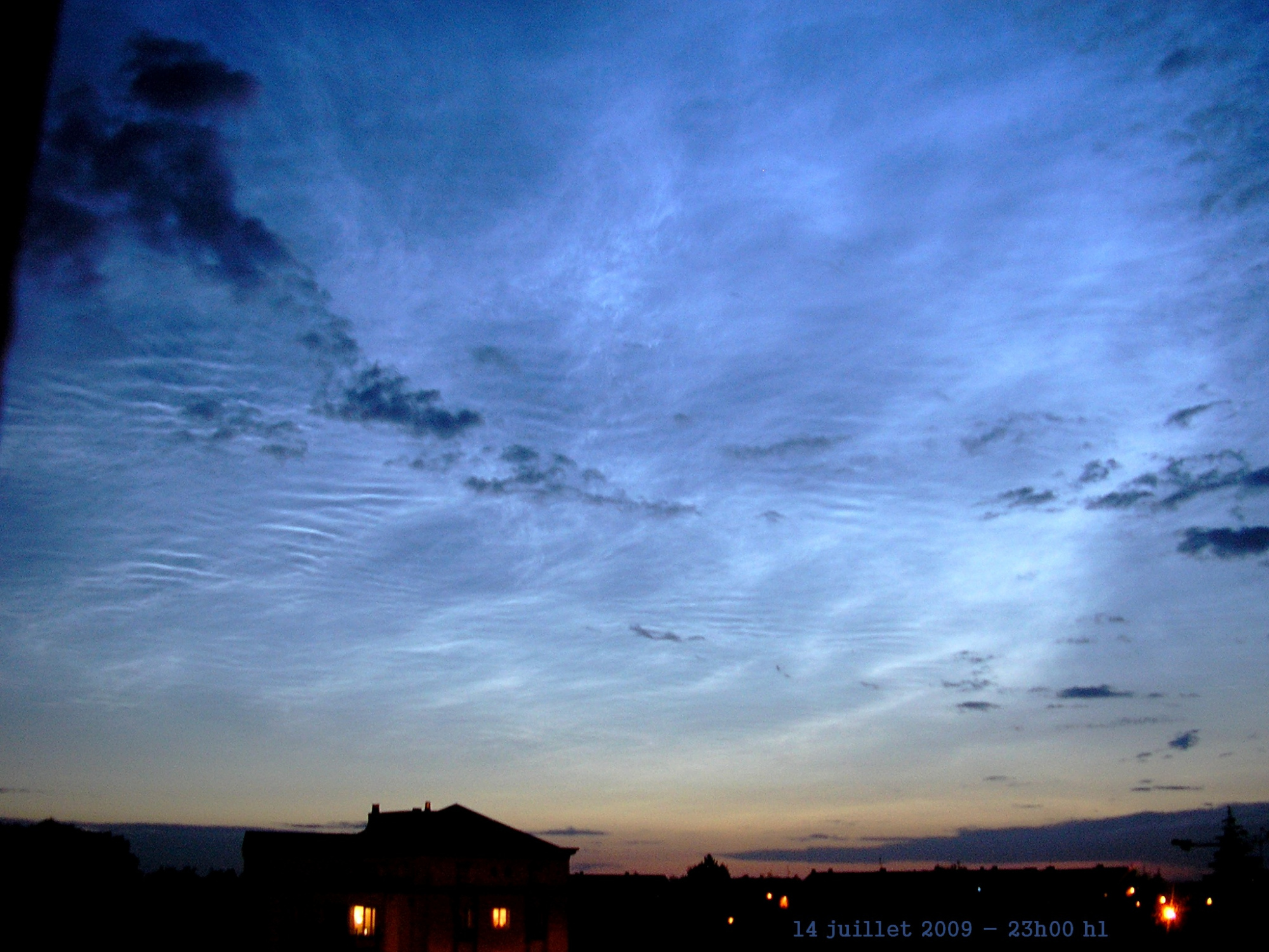 Noctulescent clouds 14 7 2009.jpg