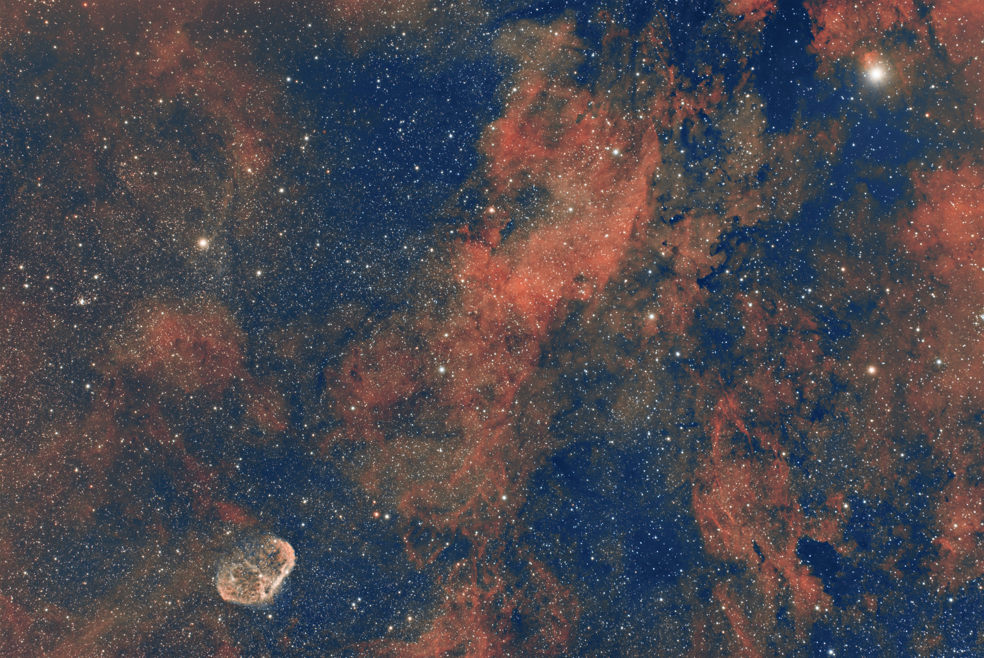 NGC6888-Drôme2021-FSQreduc-NBZ-17x300sec.jpg