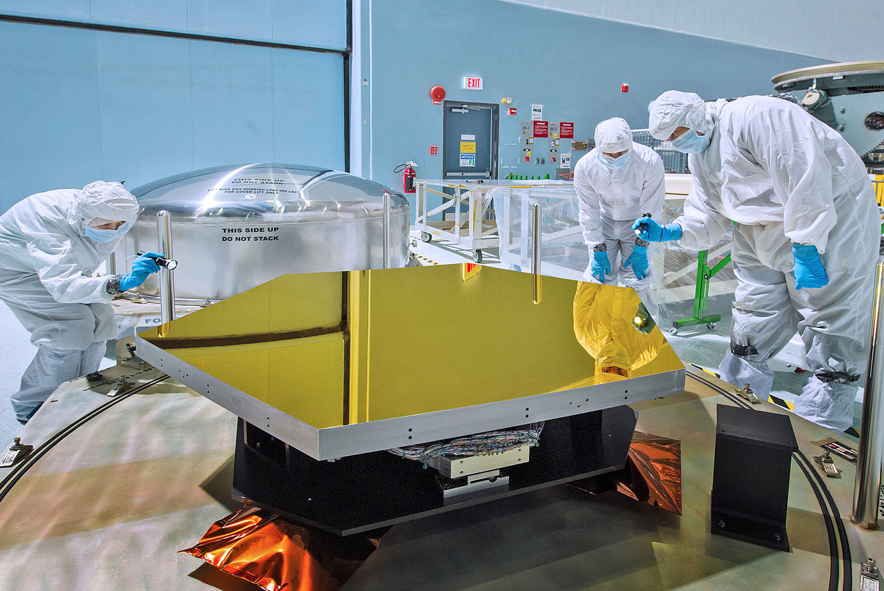 Scientists_inspect_one_of_the_Webb_telescope's_mirrors.jpg