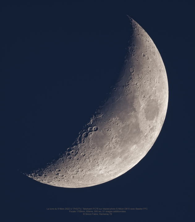 La lune du 8 mars 2022 à la lunette de 76mm sur pied photo, et Nikon D810