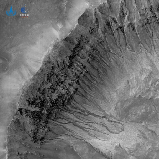220417_Tianwen-1-orbiter_HiRIC-0.8m-px_Triolet-crater_CNSA_Fig.1.png.021792319fd4b7cad1c11b1e970035bd.png
