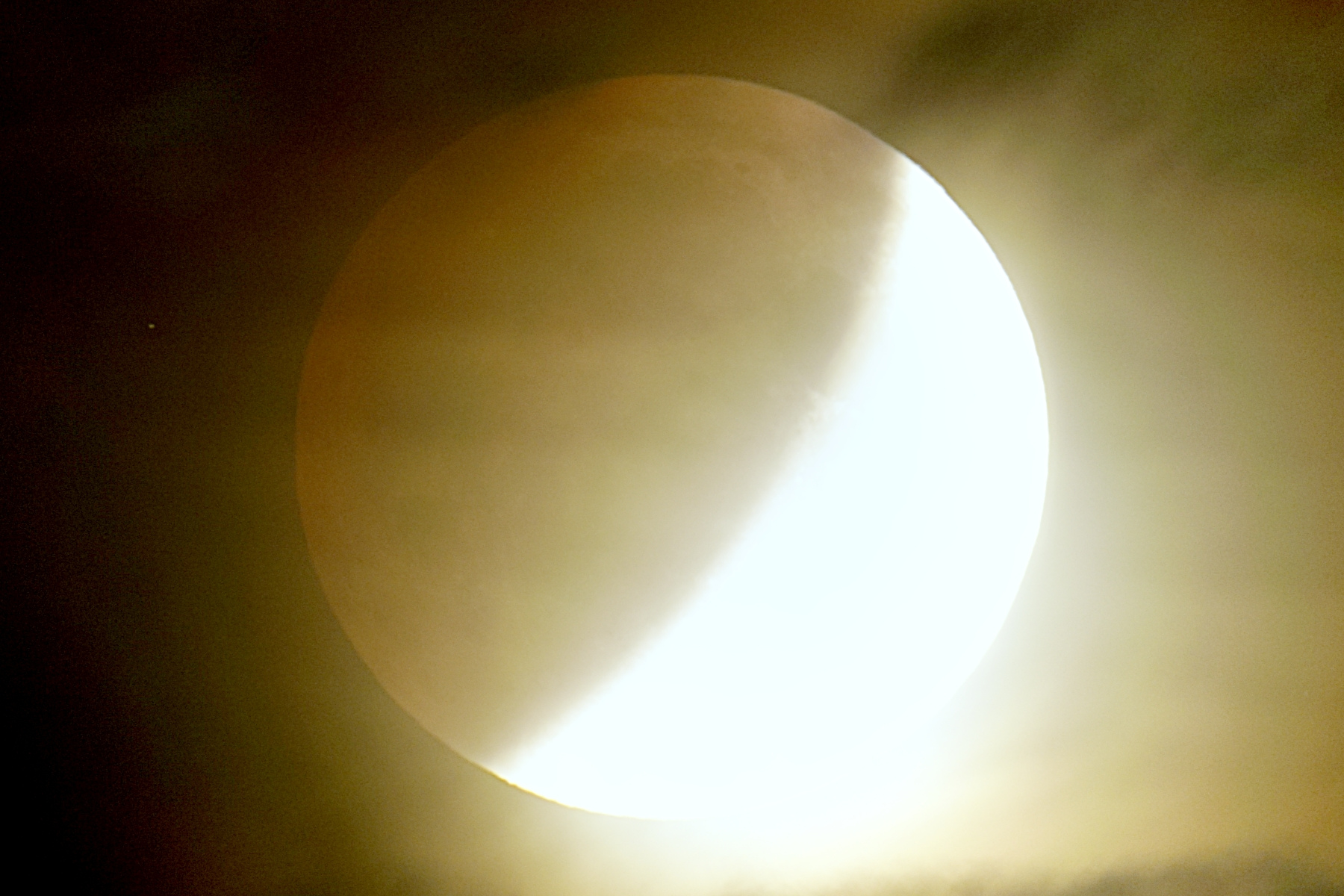eclipselune-160522-3h05m16-t407f4blogmfc-0p23s.jpg.ea8766e9db53a141617668ed7a82e336.jpg