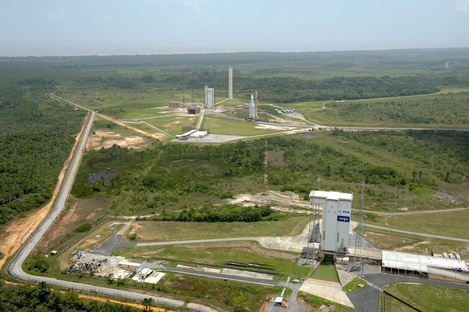 Vega_and_Ariane_5_launch_pads_at_Europe_s_Spaceport_pillars.jpg.a1a02edaef5af5bcd23b67d2a6169459.jpg