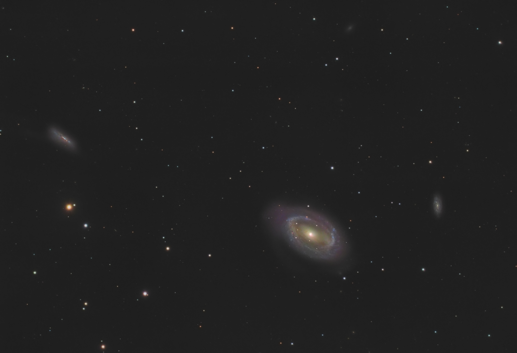 NGC4725-r_pp_images_stacked-finale-V3.thumb.jpg.f638ef5e05143545d930ecd11cd18c3e.jpg